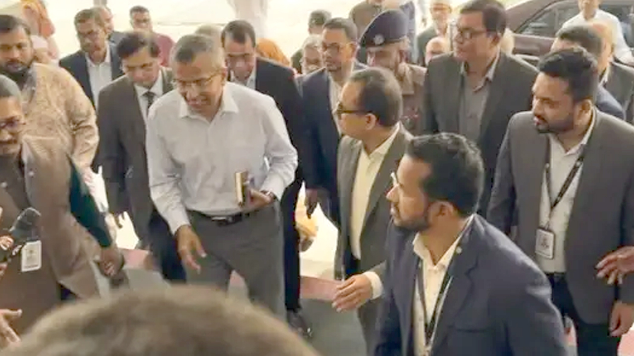 বাংলাদেশ ব্যাংকের গভর্নর হিসেবে যোগ দিলেন মোস্তাকুর রহমান