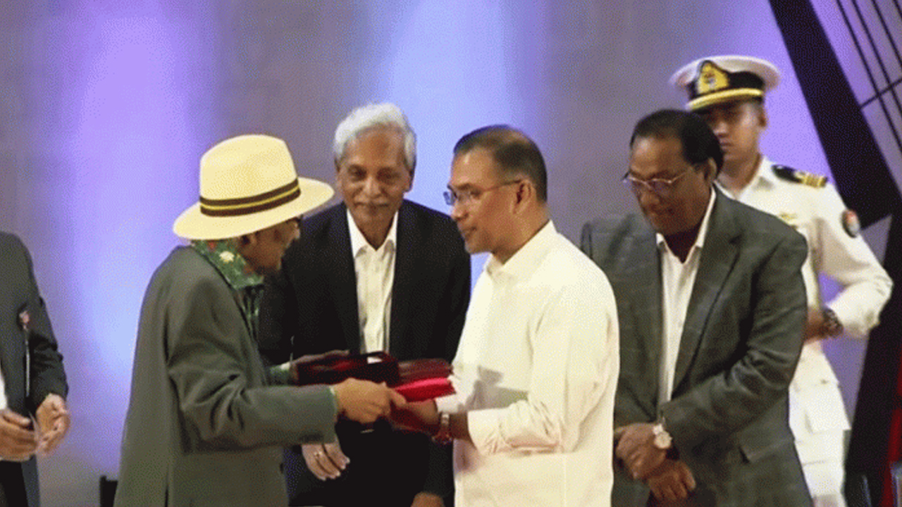 একুশে পদক তুলে দিলেন প্রধানমন্ত্রী তারেক রহমান