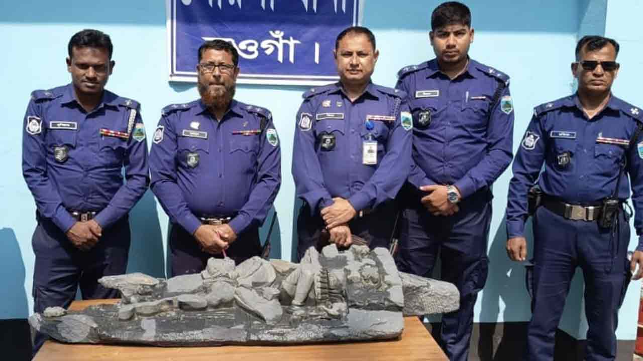 নওগাঁয় কবরস্থান থেকে ১৩৭ কেজি ওজনের কষ্টিপাথরের মূর্তি উদ্ধার&nbsp;