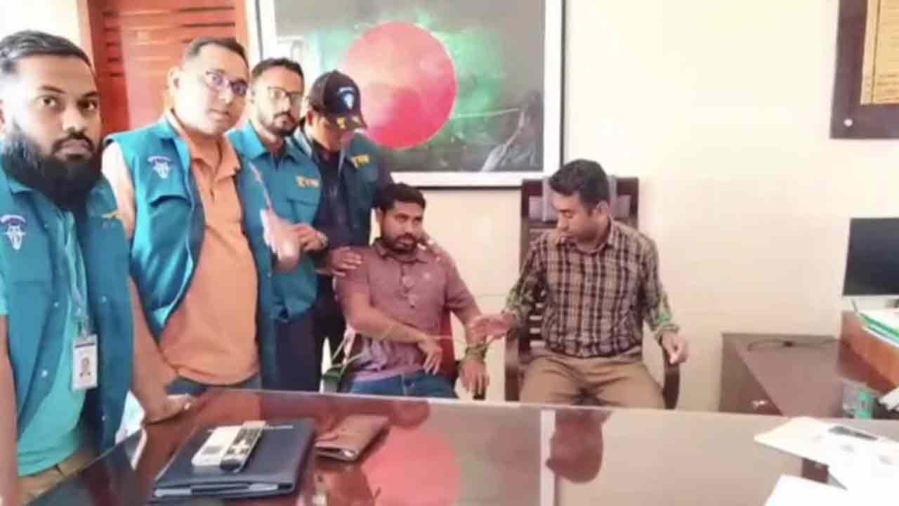 ঘুষের টাকাসহ প্রকল্প কর্মকর্তা দুদকের হাতে আটক