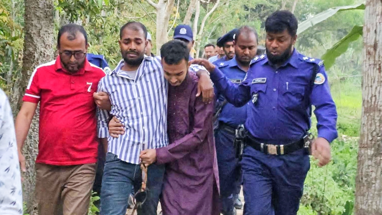 প্যারোলে মুক্তি পেয়ে বাবার জানাজায় অংশ নিলেন ছাত্রলীগ নেতা