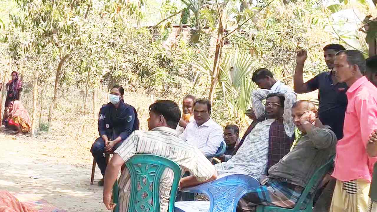 নওগাঁয় গৃহবধূকে পিটিয়ে হত্যা