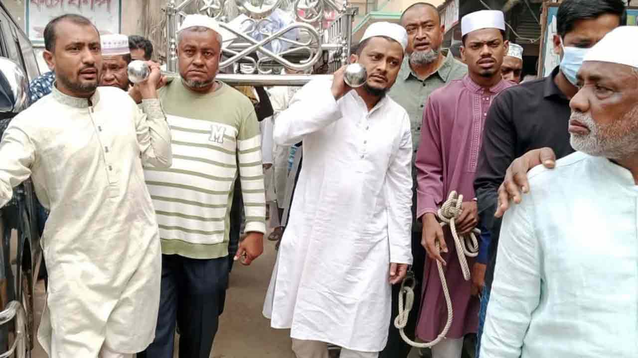 হাতকড়া নিয়ে বাবার জানাজায় যুবলীগ নেতা