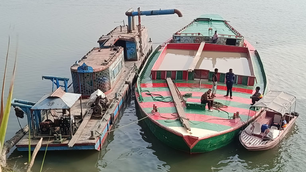 সুনামগঞ্জে অবৈধ ড্রেজার ও বালু ভর্তি বাল্কহেডসহ আটক ৩