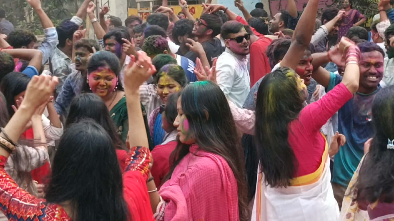 দোলপূর্ণিমার রঙে উৎসবমুখর জবি ক্যাম্পাস