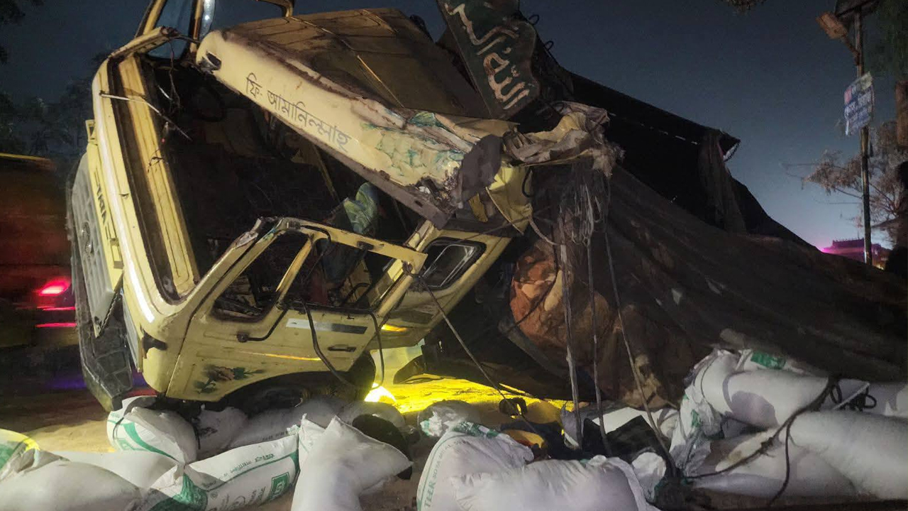 বিকল হয়ে রেল ক্রসিংয়ে আটকা ট্রাক, ট্রেনের ধাক্কায় আহত চালক