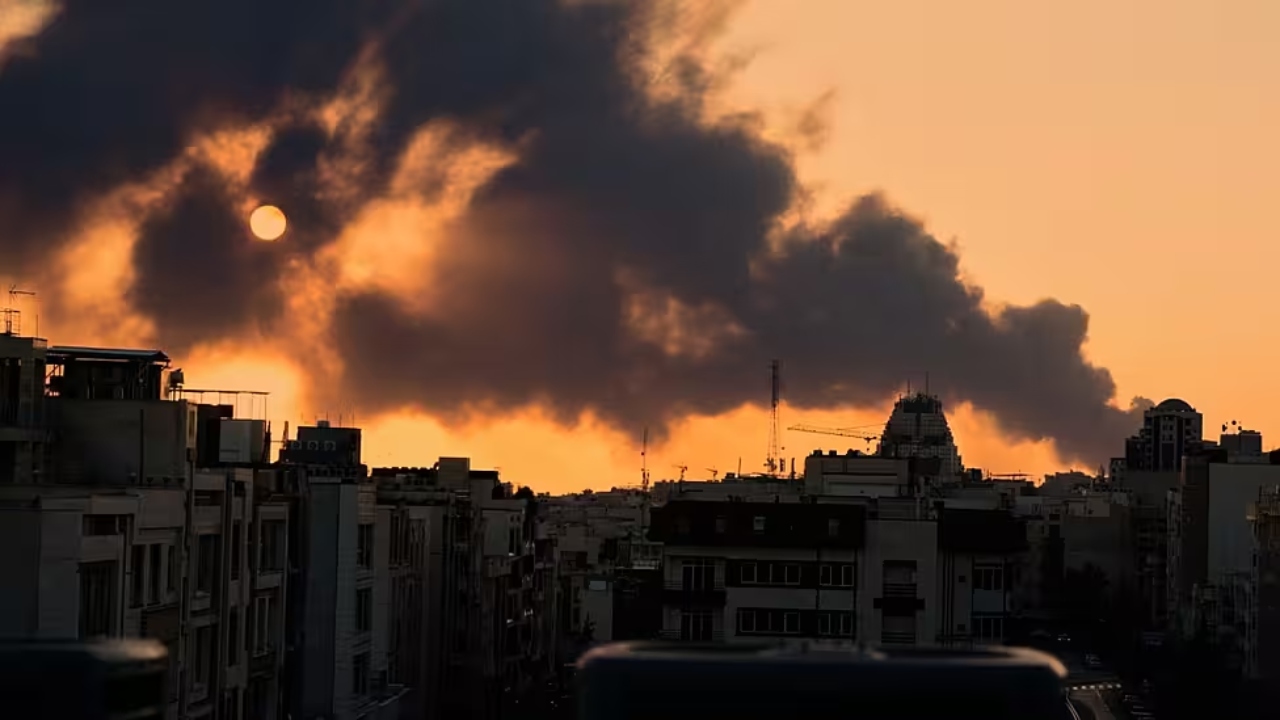 যুক্তরাষ্ট্র-ইসরায়েলের হামলায় ইরানে মৃতের সংখ্যা বেড়ে ১০৪৫
