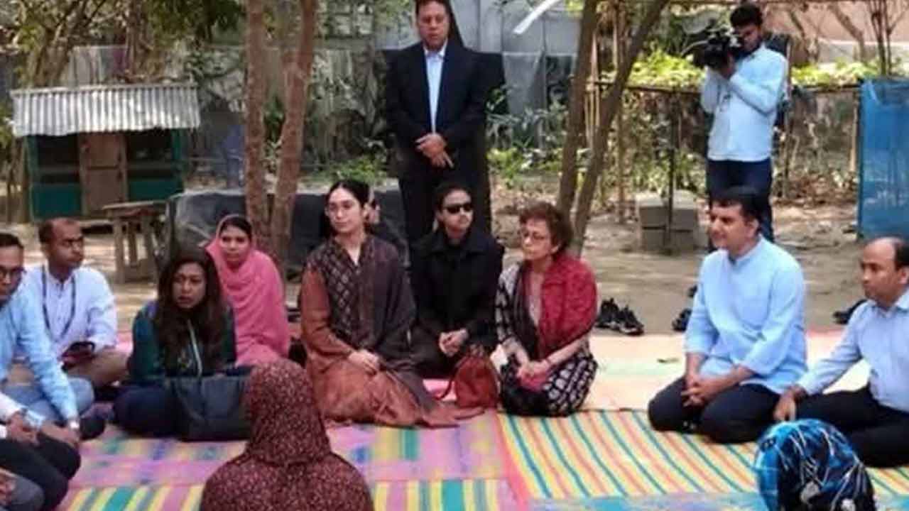 মাদুরে বসে হতদরিদ্র নারীদের সুখ দুখের কথা শুনলেন প্রধানমন্ত্রীর কন্যা