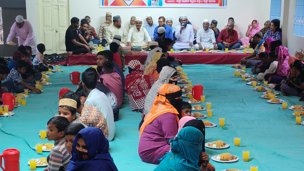 পিরোজপুরে সুবিধাবঞ্চিত শিশুদের নিয়ে ইফতার