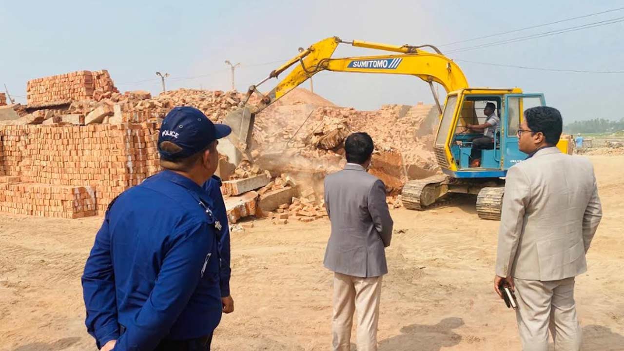 কুড়িগ্রামে অবৈধ ইটভাটায় ভ্রাম্যমাণ আদালতের অভিযান, ২ লাখ টাকা জরিমানা