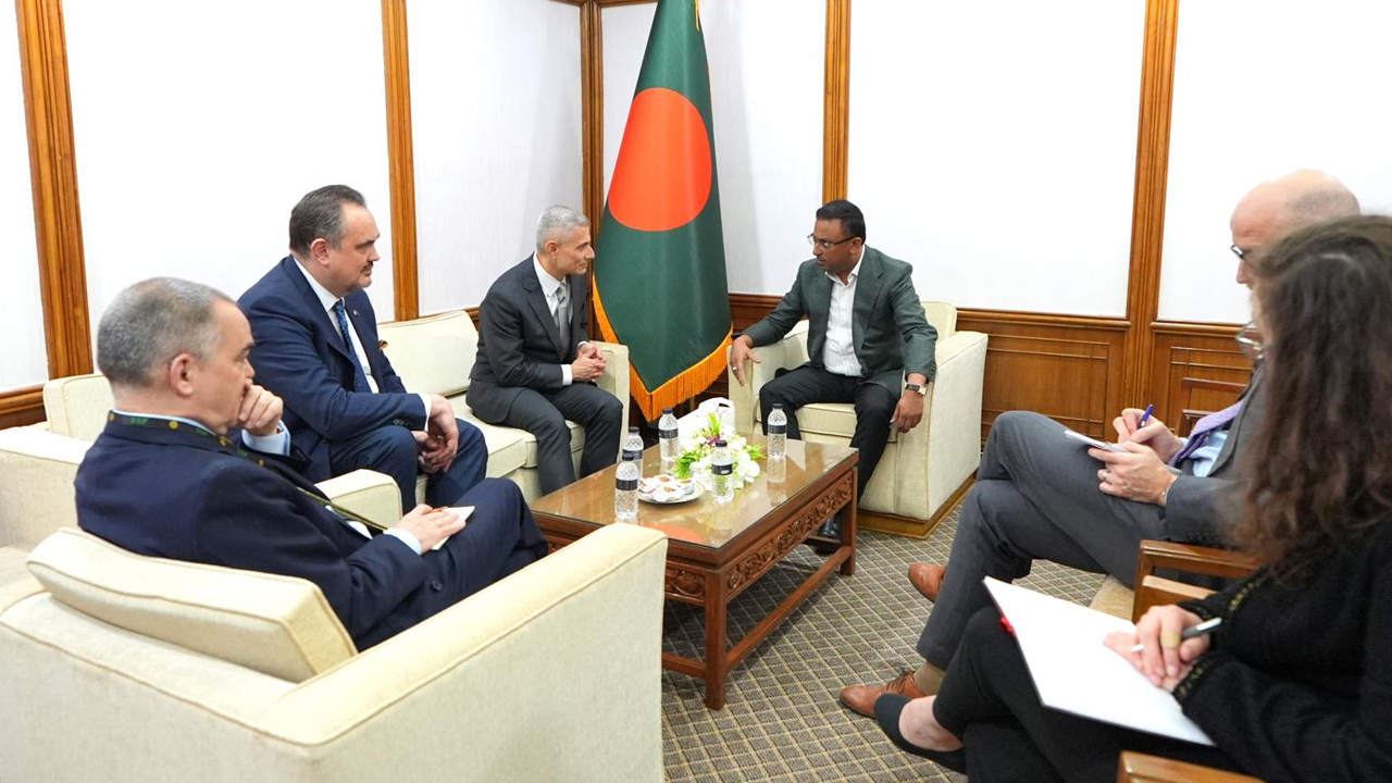 প্রধানমন্ত্রীর পররাষ্ট্র উপদেষ্টার সঙ্গে পল কাপুরের সৌজন্য সাক্ষাৎ