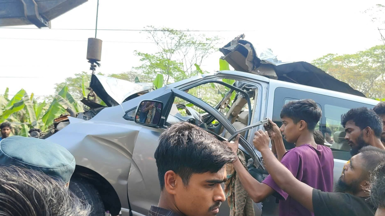 ঢাকা-বরিশাল মহাসড়কে বাস-মাইক্রোবাসের সংঘর্ষে নিহত ২