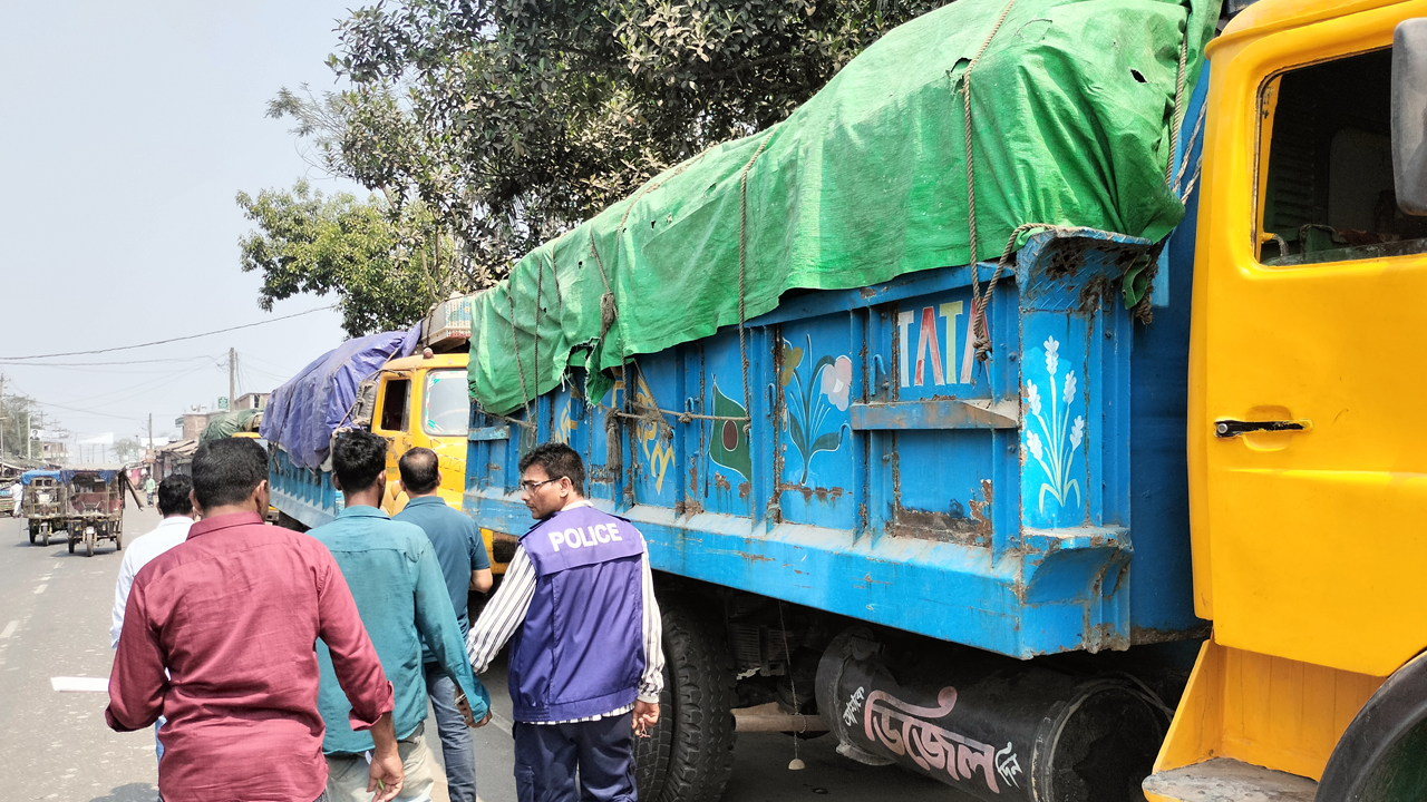 ভোলায় পাচারের সময় এক হাজার ৪২০ বস্তা সার জব্দ, আটক ১