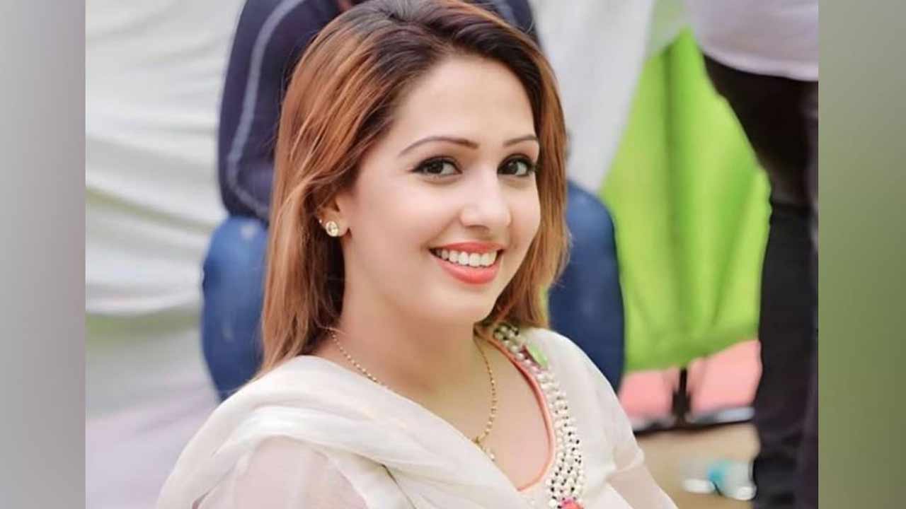 অভিনেত্রীকে কুপিয়ে হত্যা