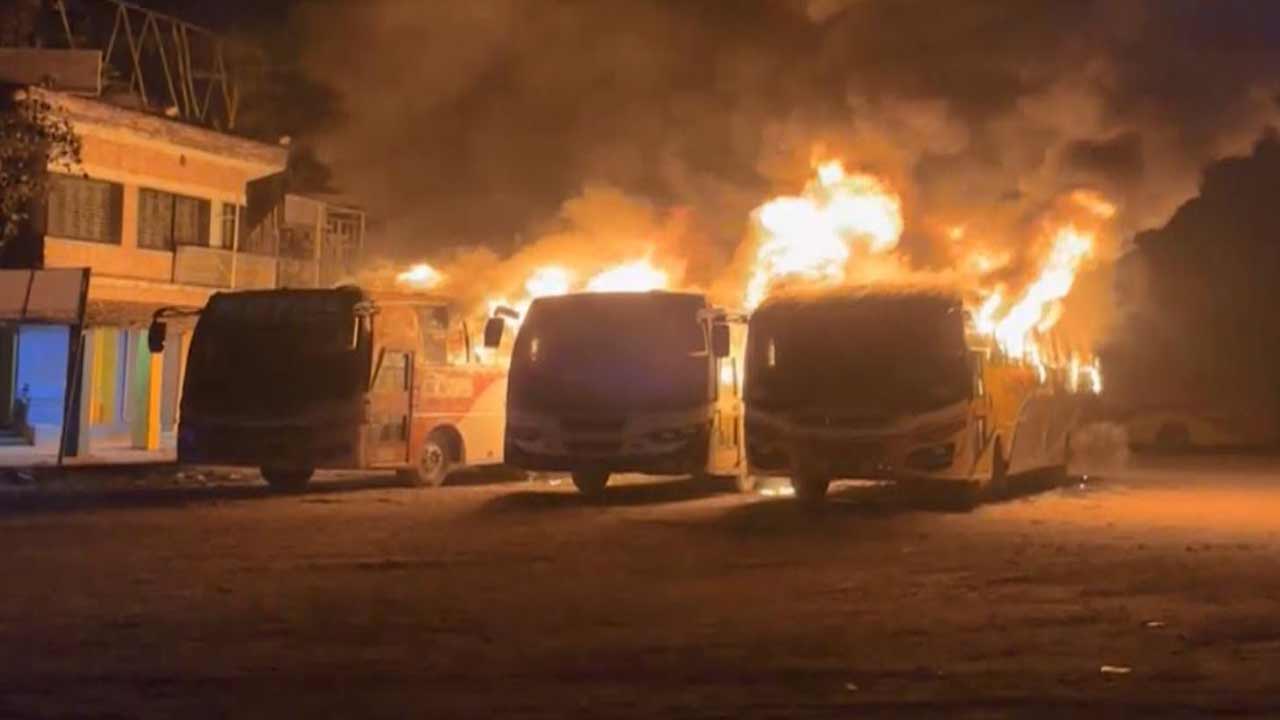 টার্মিনালে দাঁড়িয়ে থাকা ৩টি বাসে আগুন দিলো দুর্বৃত্তরা