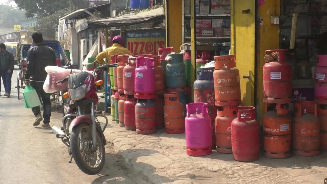 মধ্যপ্রাচ্যের অস্থিরতা: ভারতে বাড়ল গ্যাসের দাম