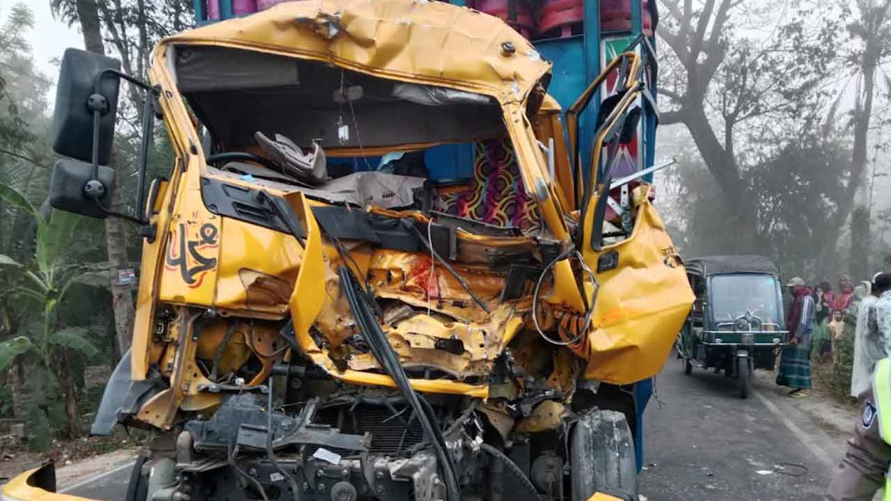 &nbsp;মাদারীপুরে দাঁড়িয়ে থাকা ট্রাকে অপর ট্রাকের ধাক্কা, নিহত ১