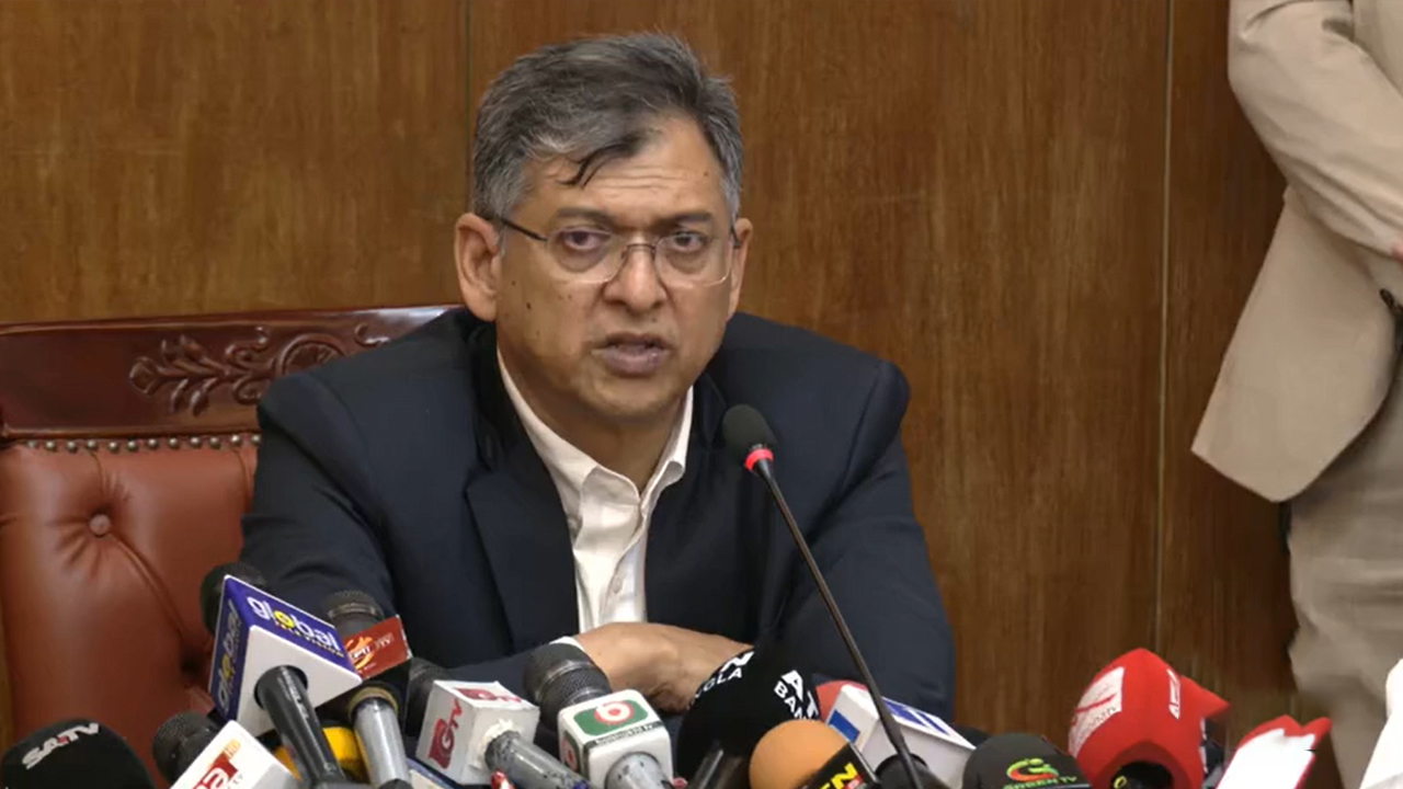 পোশাক কারখানার বেতন-ভাতা প্রসঙ্গে যা বললেন স্বরাষ্ট্রমন্ত্রী