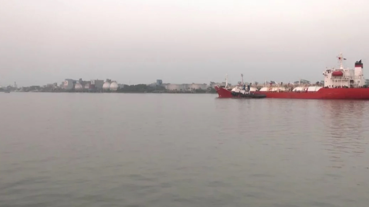 চট্টগ্রাম বন্দরে এসে পৌঁছেছে জ্বালানিবাহী ৮টি জাহাজ
