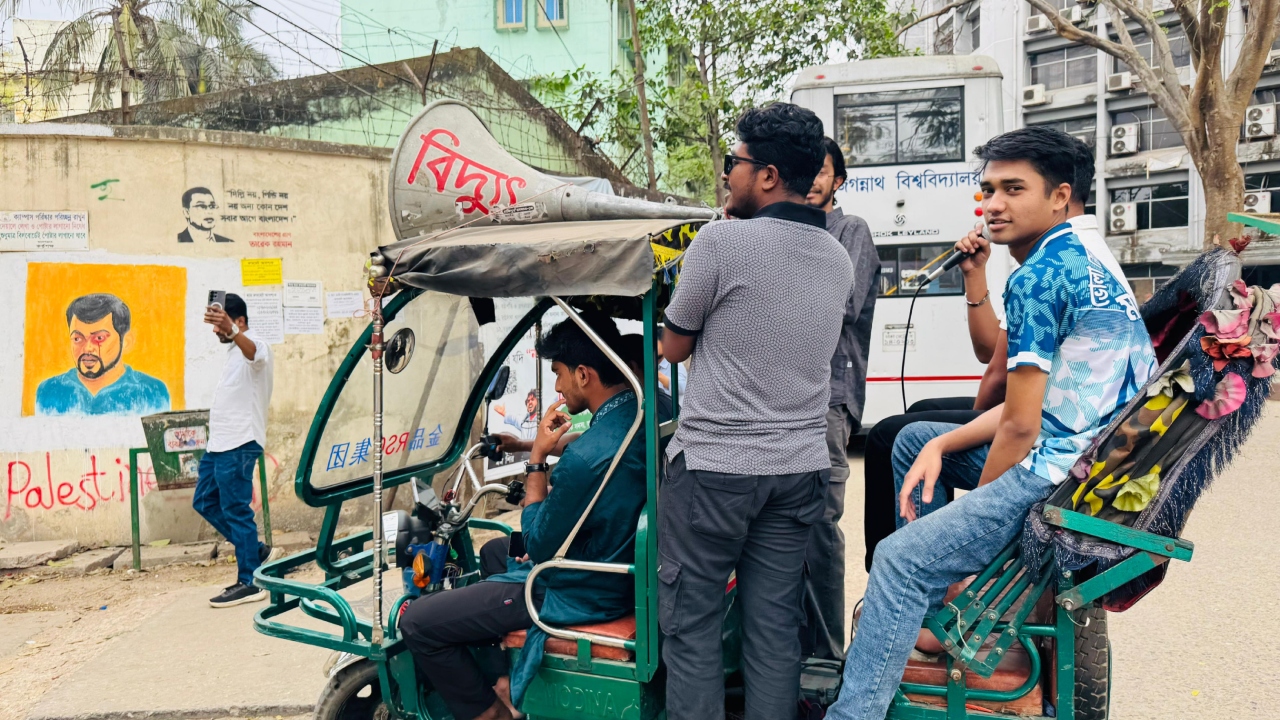 বিশেষ বৃত্তির দাবিতে জবিতে মাইকিং করে অভিনব প্রতিবাদ