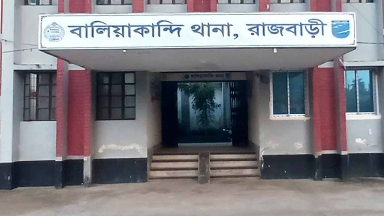 রাজবাড়ীতে পারিবারিক কলহের জেরে গৃহবধূর আত্মহত্যা