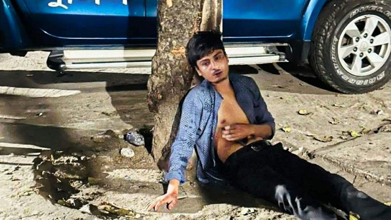 মধ্যরাতে শিক্ষার্থীদের হাতে আটক ঢাবি ছাত্রলীগ কর্মী, মারধরের পর থানায় সোপর্দ