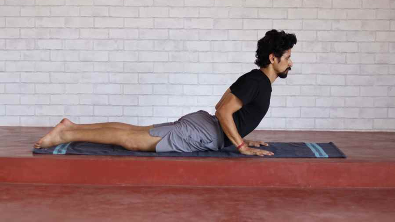 সকালে ভুজঙ্গাসন অনুশীলনে ৭ উপকারিতা