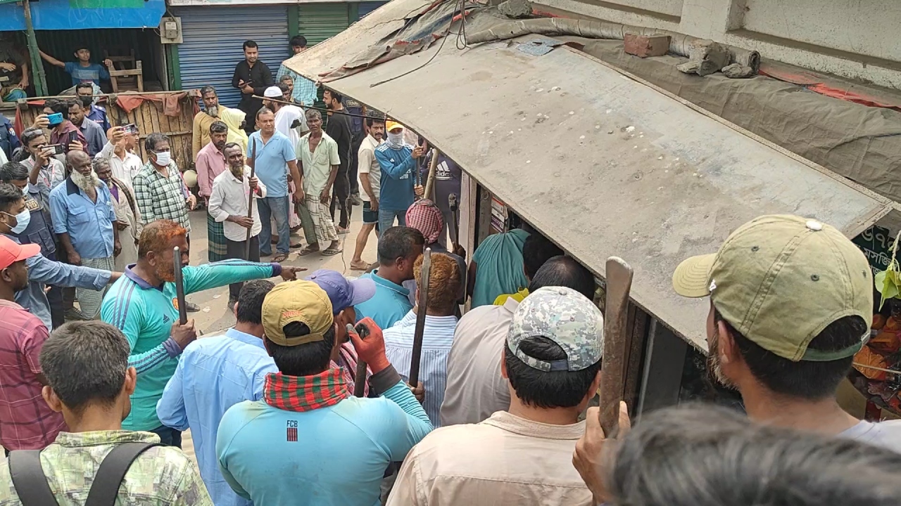 সিরাজগঞ্জে জামতৈল রেলওয়ে স্টেশনে অবৈধ দোকানপাট উচ্ছেদ