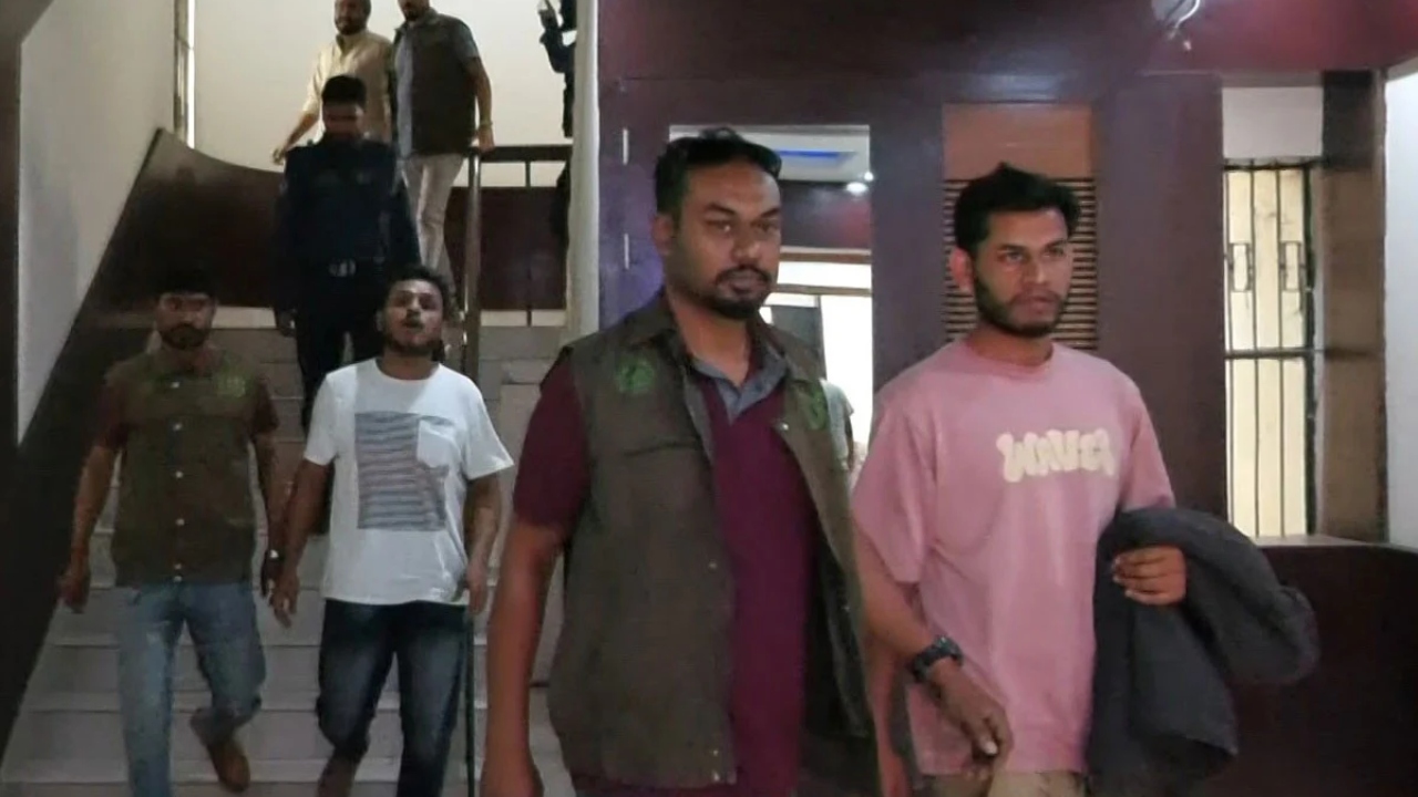 ঝিনাইদহে বাসে আগুন ও পাম্প ভাঙচুরের ঘটনায় ৭ ছাত্রনেতা গ্রেপ্তার