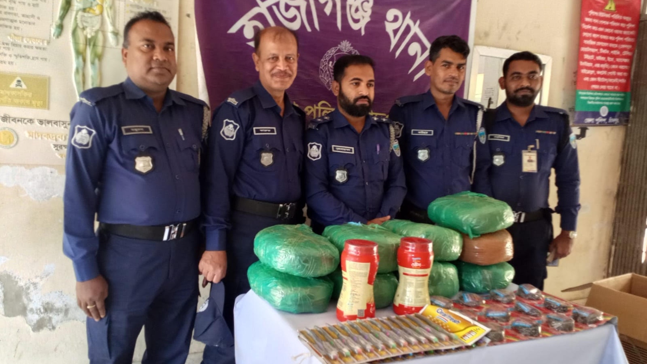 চাঁদপুরের হাজীগঞ্জে কুরিয়ার সার্ভিস থেকে সাড়ে ১৯ কেজি গাঁজা উদ্ধার