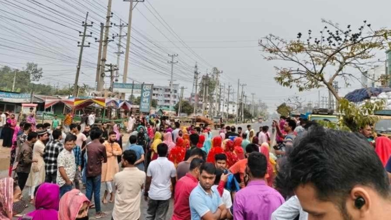 বেতন-বোনাসের দাবিতে শ্রমিকরা ঢাকা-ময়মনসিংহ মহাসড়ক অবরোধ