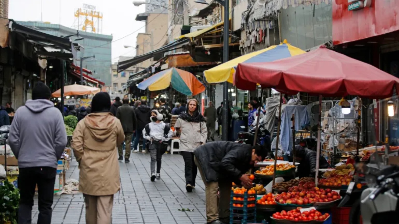 যুদ্ধের মাঝেও স্বাভাবিক তেহরানের জনজীবন