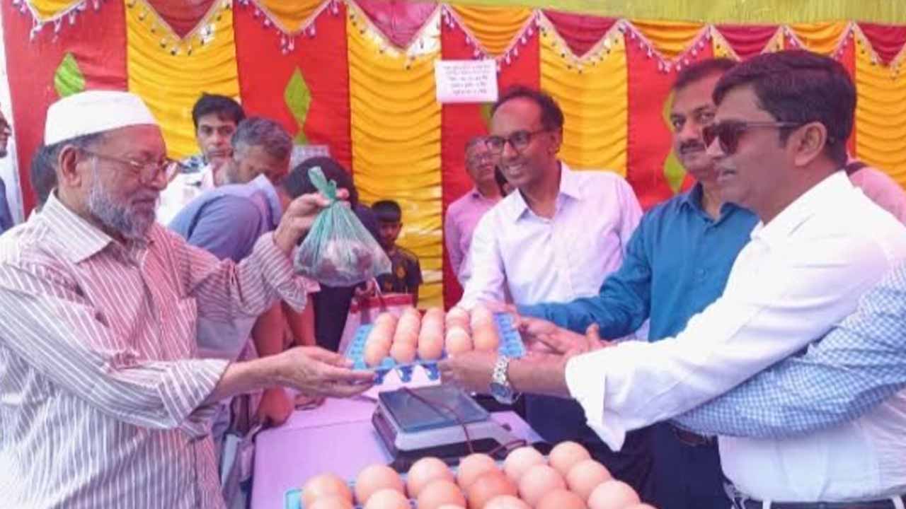 নড়াইলে সুলভ মূল্যে মাংস ও ডিম বিক্রির কার্যক্রম উদ্বোধন