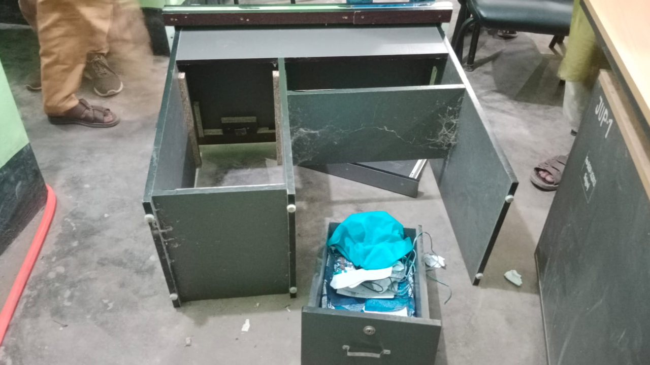 চেয়ারম্যানের আসবাবপত্র ভাঙচুর করলেন ইউপি সদস্য