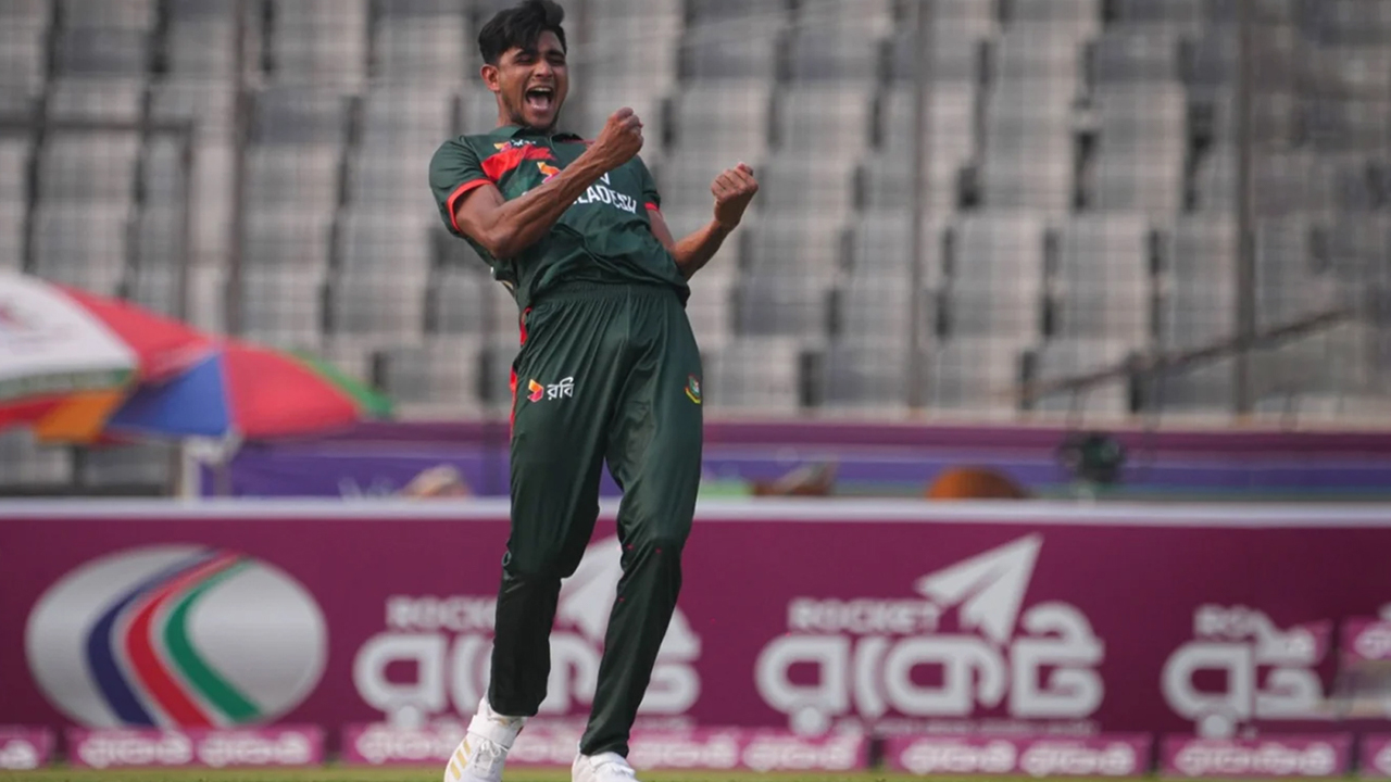 পাকিস্তানের প্রথম ৫ উইকেটই তুলে নিলেন নাহিদ রানা। সংগৃহীত ছবি