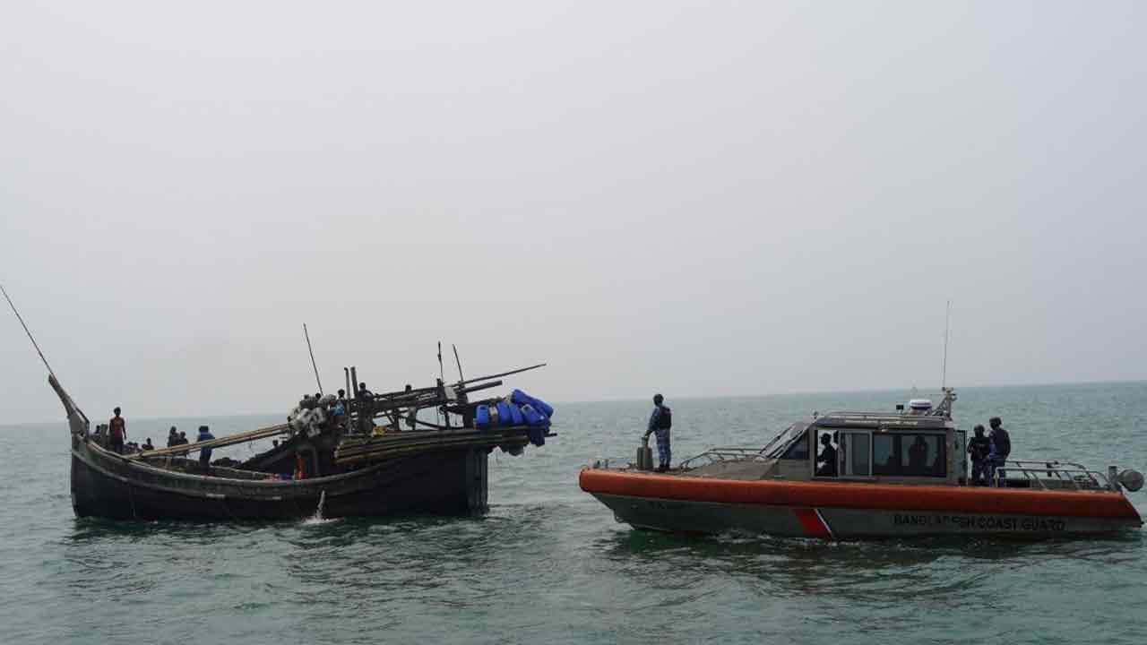 কক্সবাজার সমুদ্র এলাকায় কোস্ট গার্ডের সাঁড়াশি অভিযান
