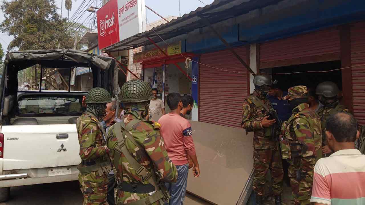 গোপালগঞ্জে যৌথ বাহিনীর অভিযানে ব্যবসায়ীকে জরিমানা