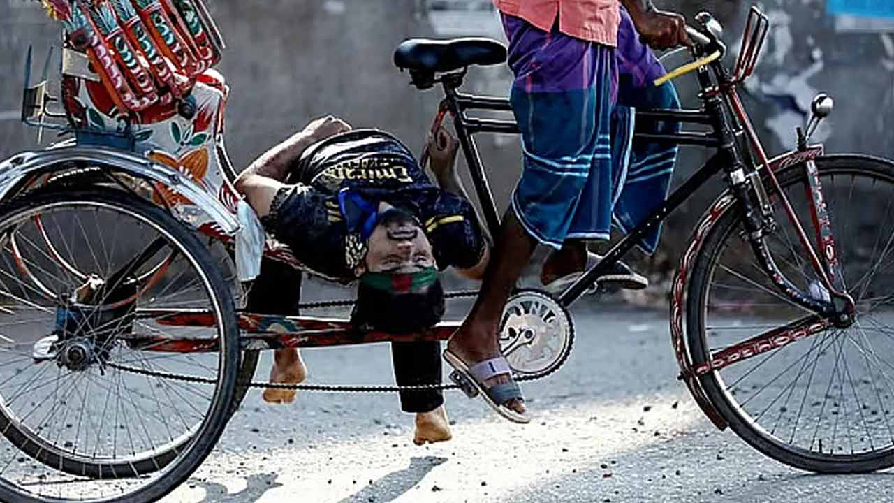 রিকশার পাদানিতে তুলে দেওয়া হয় গুলিবিদ্ধ নাফিজকে। তখনো রড ধরে রেখেছিল নাফিজ। ছবি: সংগৃহীত