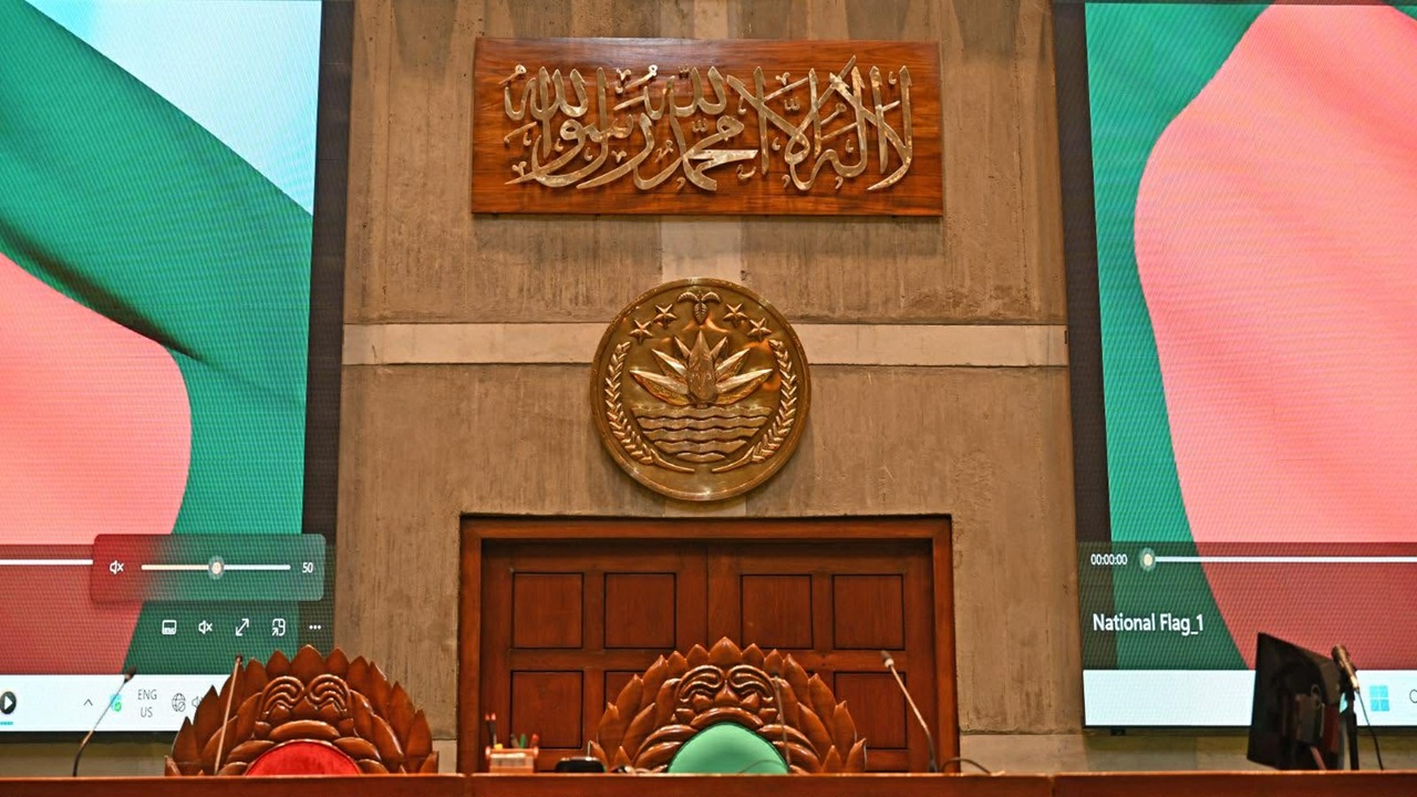 প্রধানমন্ত্রীর নির্দেশে সংসদ অধিবেশন কক্ষে কালেমার ক্যালিগ্রাফি