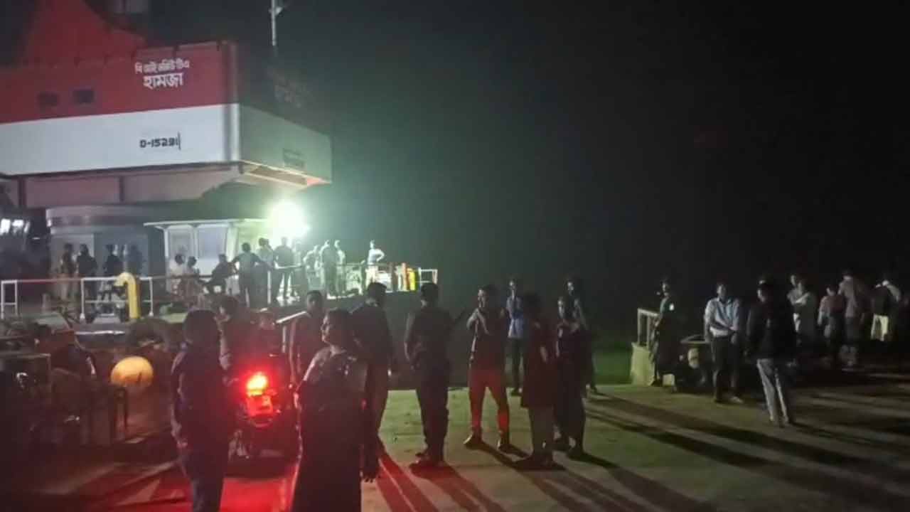 মানিকগঞ্জে ফেরি ঘাটে তেলবোঝাই লরি পদ্মায় ডুবে গেছে