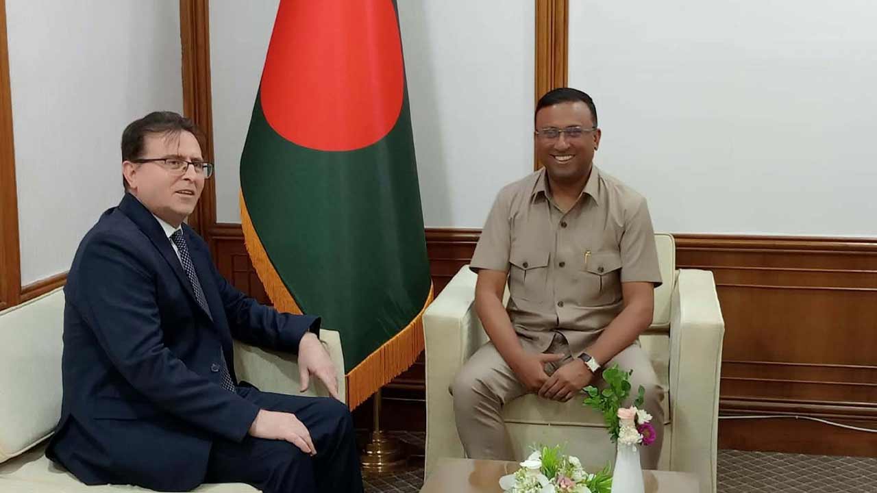 হুমায়ুন কবিরের সঙ্গে ঢাকায় নিযুক্ত তুরস্কের রাষ্ট্রদূত রামিসের সাক্ষাৎ