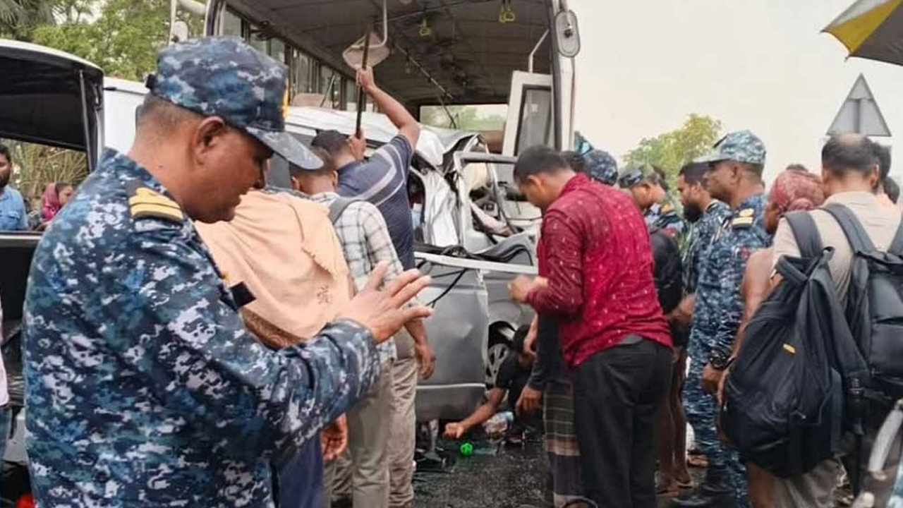বাগেরহাটে সড়ক দুর্ঘটনায় ১২ জন নিহত