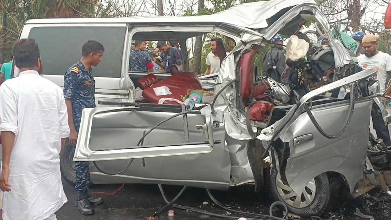 বাগেরহাটে সড়কে নিহতরা বরযাত্রী, নববধূসহ ১৩ জনের মৃত্যু