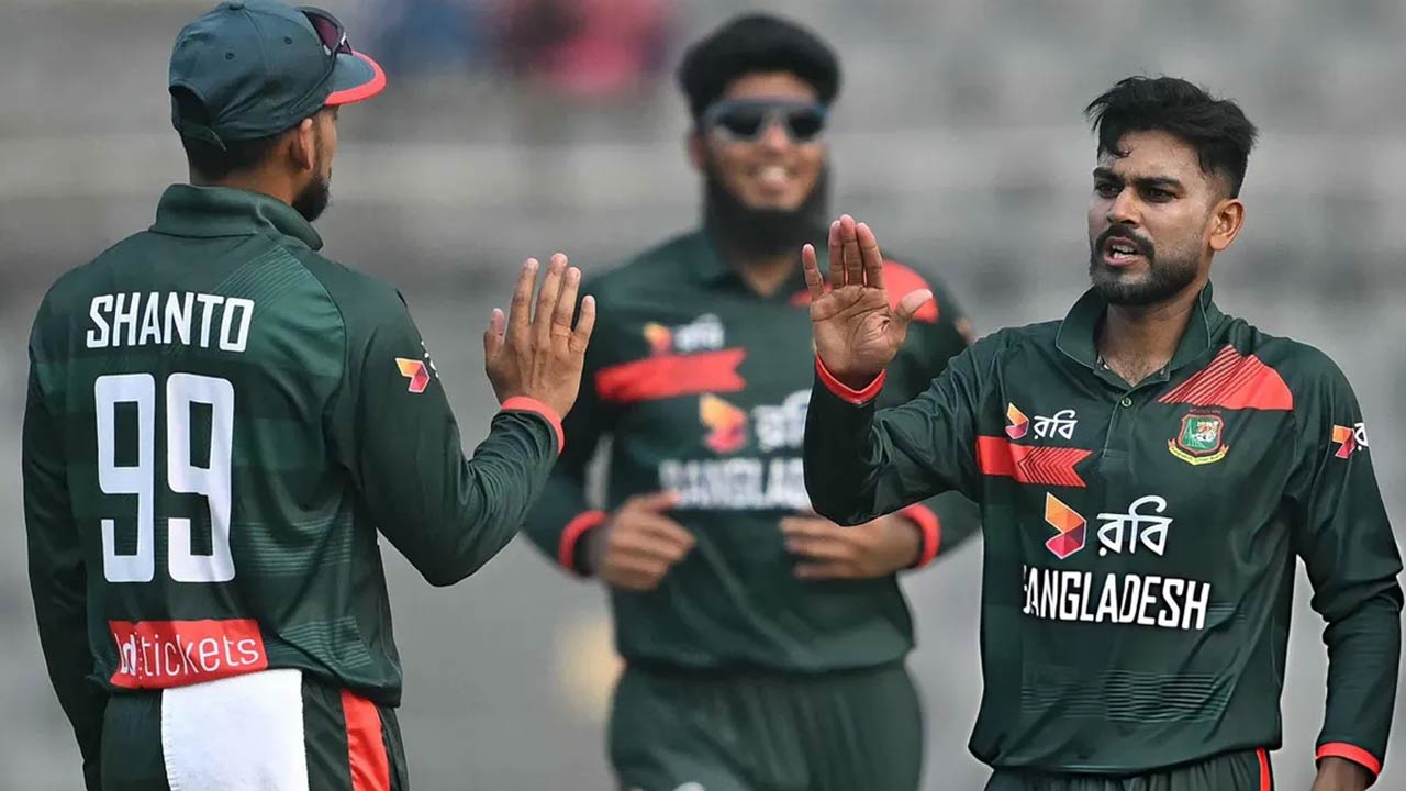 পাকিস্তানের ওপেনিং জুটি ভাঙলেন মিরাজ