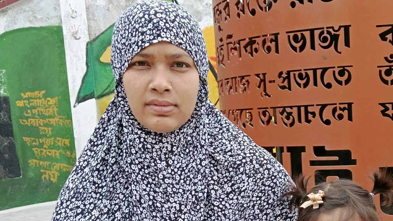 ঈদের আগে বাবার অপেক্ষায় তিন শিশু ও স্ত্রী