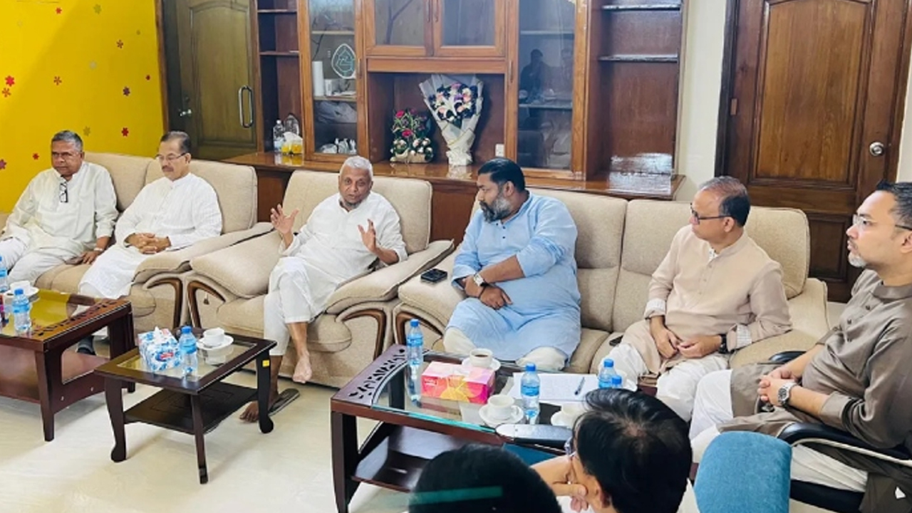 শ্রমিকদের সব পাওনা পরিশোধের কড়া নির্দেশ শ্রমমন্ত্রীর