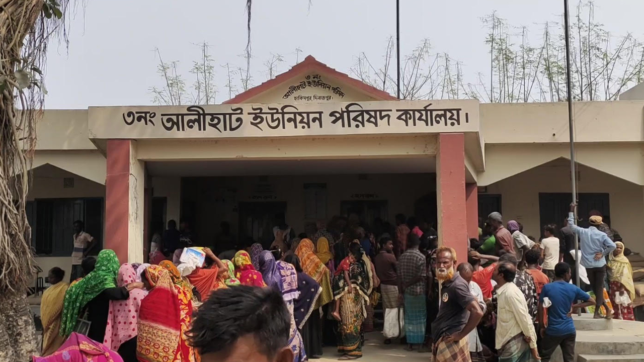 সাংবাদিক লাঞ্ছিত করা সেই ইউপি সদস্যকে শোকজ