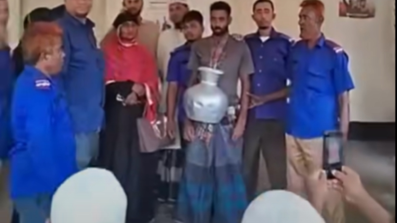 নোয়াখালীতে মাকে মারধরের অভিযোগে যুবককে কলসি গলায় ঝুলিয়ে শাস্তি