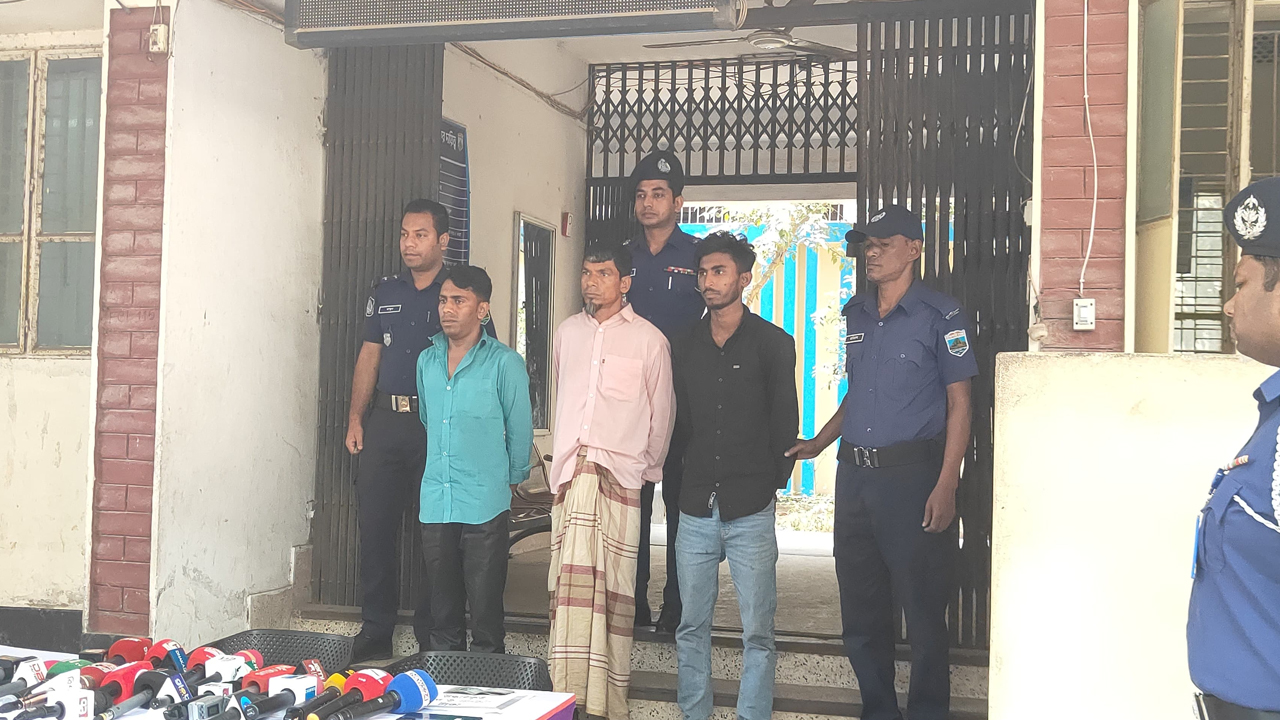 সিরাজগঞ্জে পুলিশ সুপারের নামে চাঁদা দাবি, গ্রেপ্তার ৩