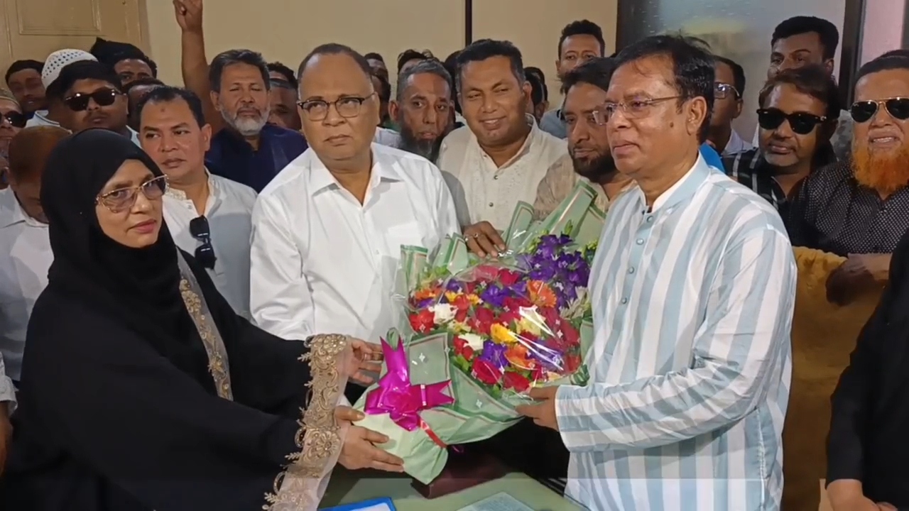 বরিশাল জেলা পরিষদ ও সিটি করপোরেশনের নতুন দুই প্রশাসকের দায়িত্ব গ্রহণ